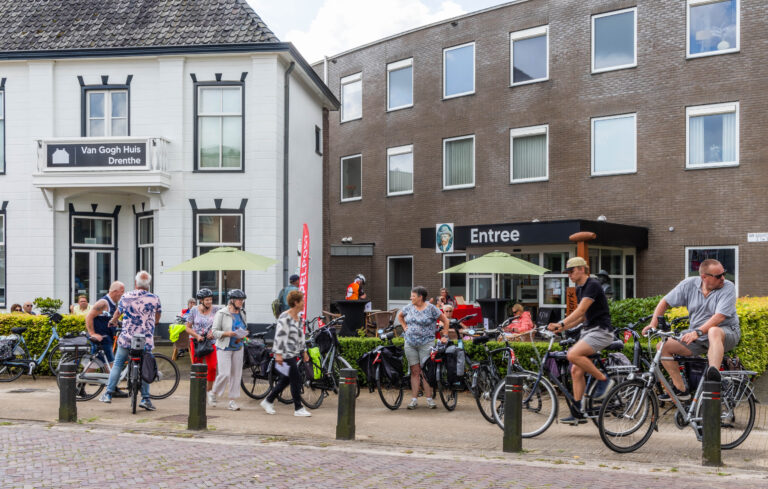 Meer dan 400 fietsers langs Van Gogh Huis tijdens Drentse Fiets4Daagse